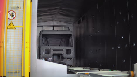 proceso de pintura de la cabina del camión en un entorno industrial