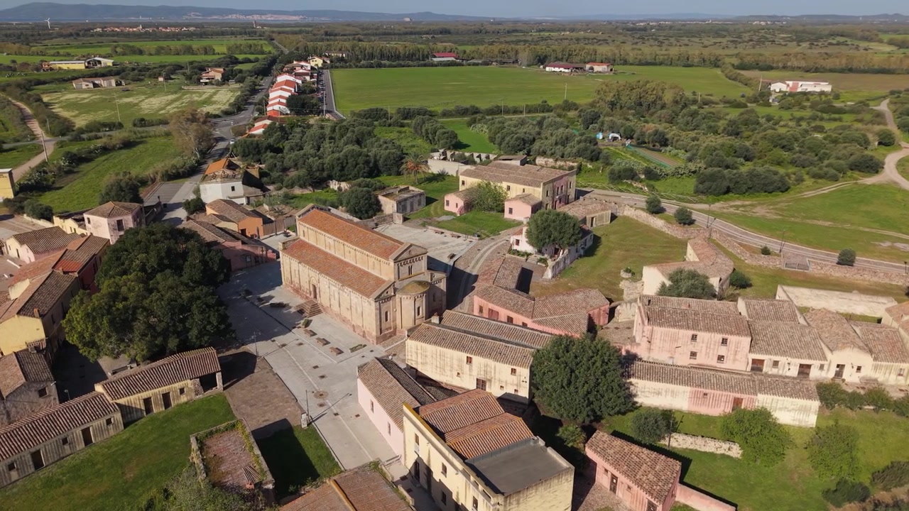 Catedral de Santa Maria di Monserrato na Histórica Vila Fantasma Medieval de Tratalias Vecchia na Sardenha, Itália. - Vista aérea