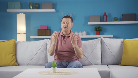 un hombre musulmán orando.