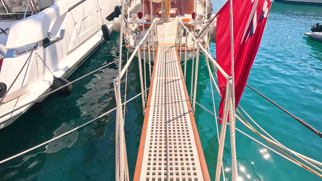 몬테 카를로 항구에서 요트 도킹 과정