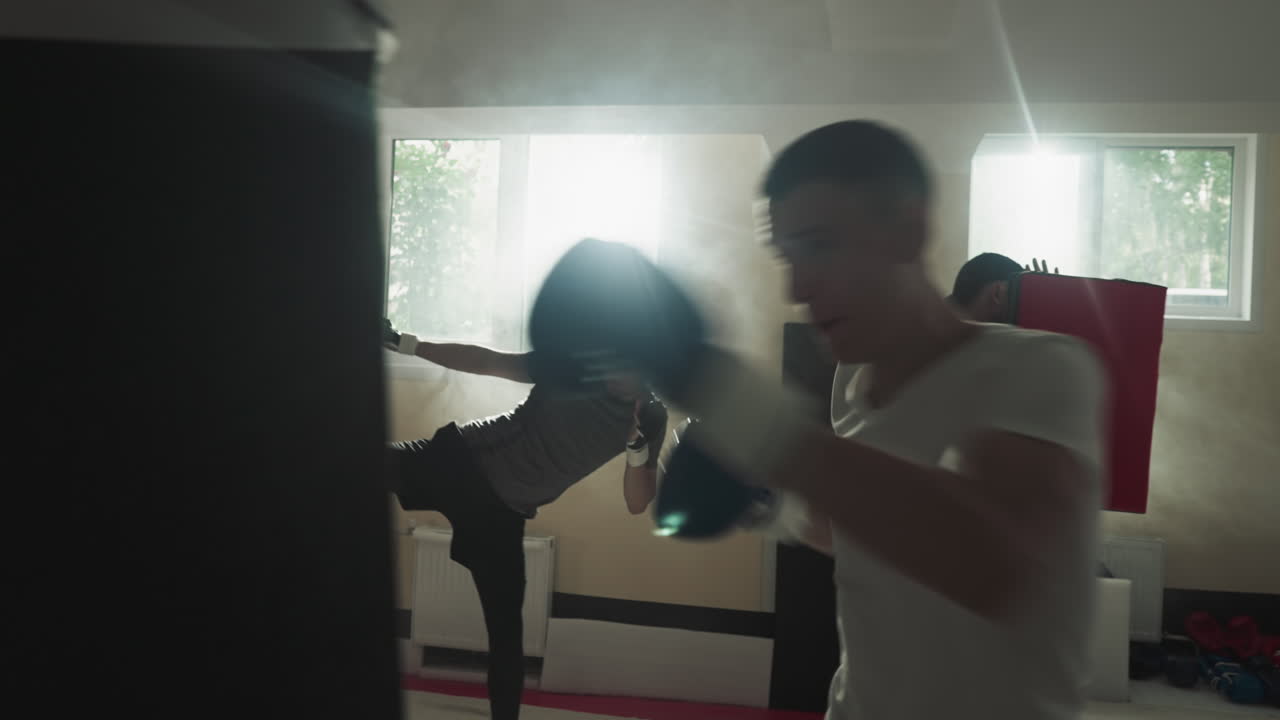 박스 팀은 체육관에서 장비를 사용하여 운동합니다. 무술 학생들은 스포츠 클럽에서 다리와 팔을 사용하여 느린 동작을합니다. 건강한 활동