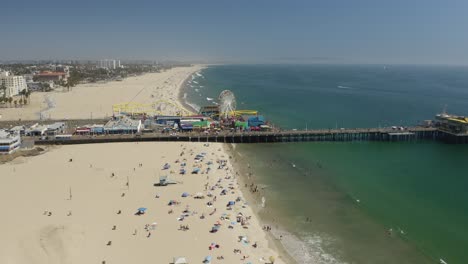 Playa-De-Santa-Monica,-Muelle-Icónico,-Vista-De-Pájaro-En-El-Día-De-Verano