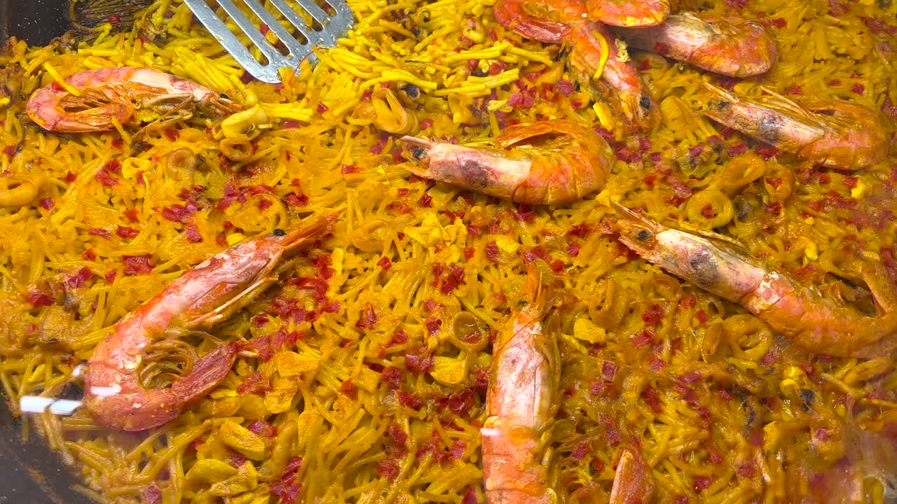 fideua española, comida típica valenciana de mariscos con fideos y camarones o camarones