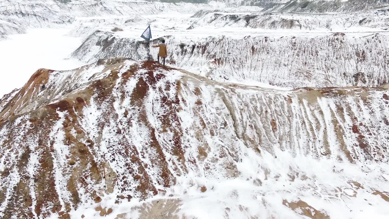 눈 인 채굴에서 발을 들고 있는 사람