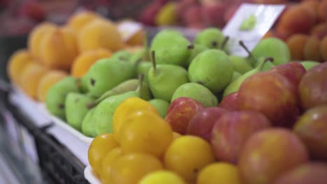 Caja-De-Melocotones-A-Peras-En-Un-Mercado-De-Agricultores---Tiro-De-Empuje-En-Cámara-Lenta