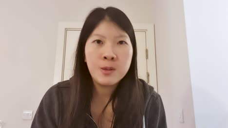 화상 통화 중에 카메라에 직접 재미있는 이야기를 하는 나이 든 학생