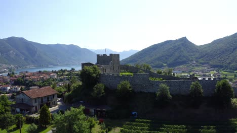 Luftaufnahme-Der-Ruinen-Der-Burg-Lantieri-Auf-Einem-Hügel-In-Paratico,-Italien