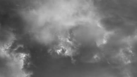 4k una tormenta en nubes cumulonimbus grises en el cielo
