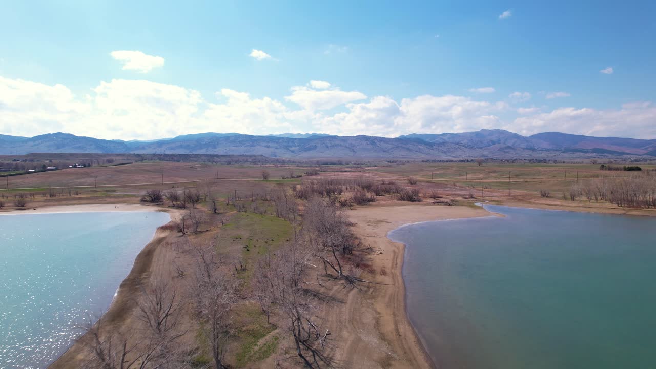 резервуар колорадо с горами на заднем плане