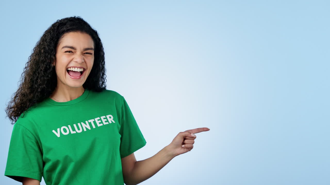voluntario, señalando y la cara de la mujer en el estudio
