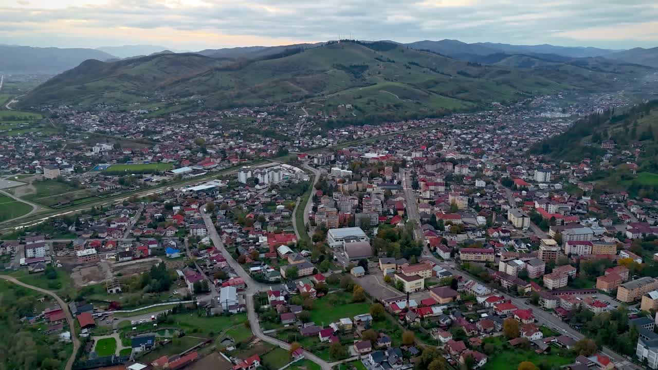 Hyperlapse of Gura Humorului showcasing sunset, traffic, and buildings