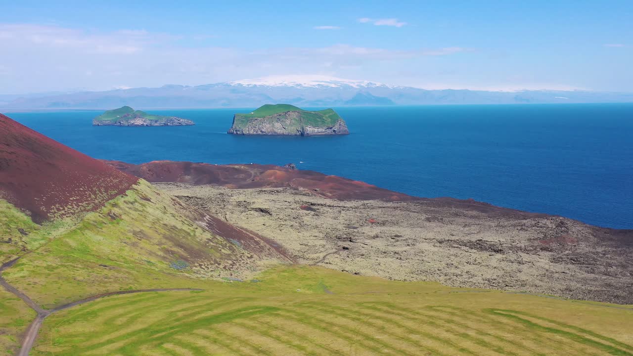 westman islands vestmannaeyjar iceland의 heimaey에 어렴풋이 보이는 eldfell 화산의 좋은 공중