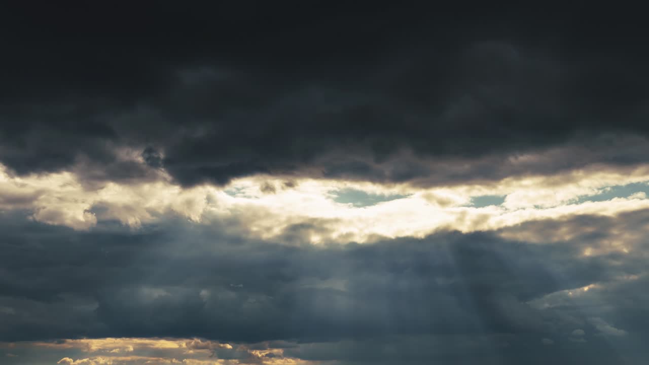 극적인 일몰 하늘 시간 스, 밝은 빛과 구름의 어두운 실루을 배경으로, 극심한 날씨