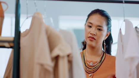 mujer mirando ropa en una tienda de moda