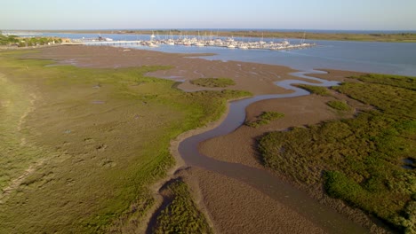 Marismas,-Estuario-Y-Puerto-Deportivo-En-Un-Colorido-Atardecer