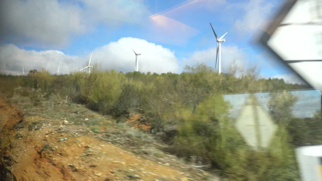 Aerogerador. Filmado de um trem em movimento. Espanha. Filmagem em movimento.