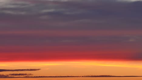 Zeitraffer-Des-Orangefarbenen-Sonnenuntergangs-Mit-Wolken,-Die-Sich-Am-Himmel-Bewegen