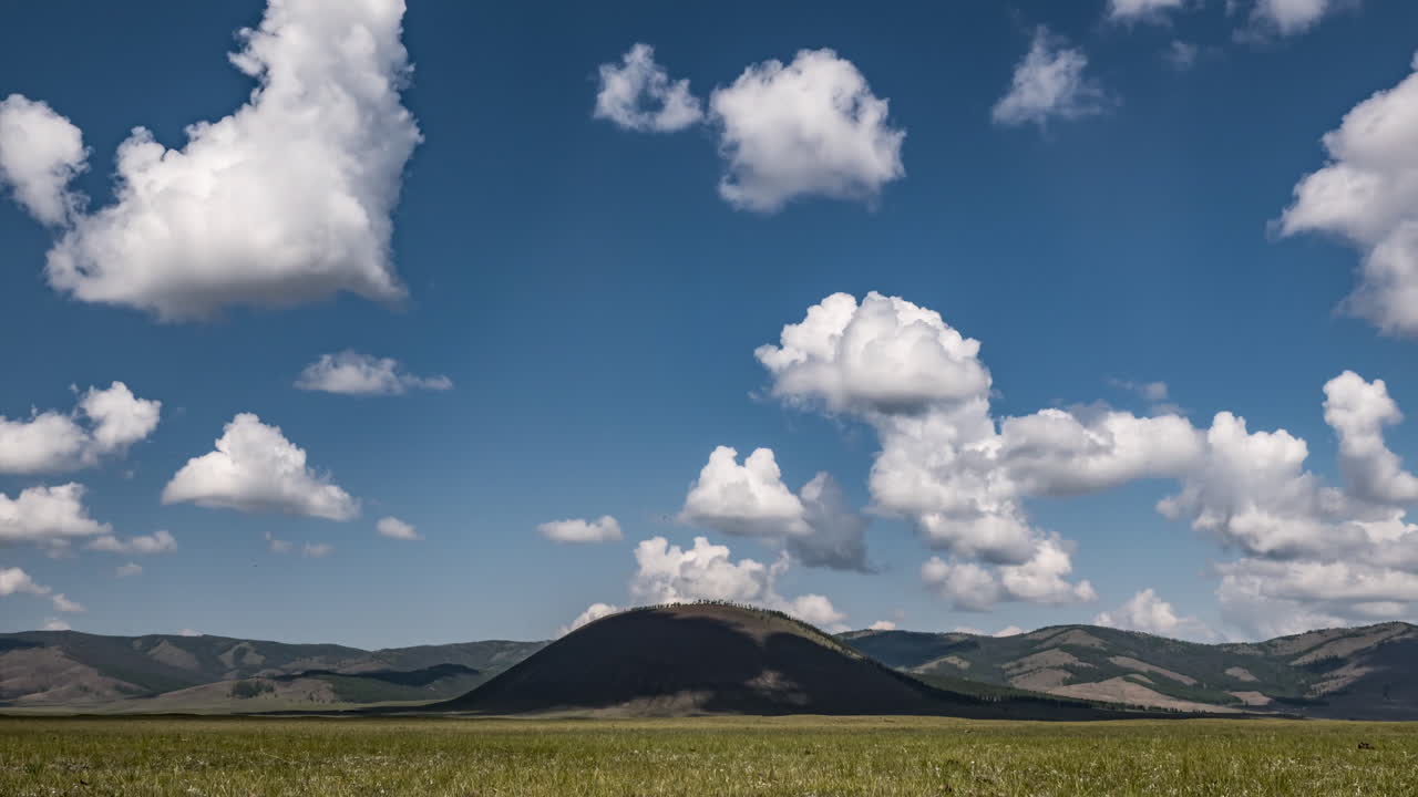 vasto paisaje de estepas con grandes con nubes en mongolia. lapso de tiempo día soleado
