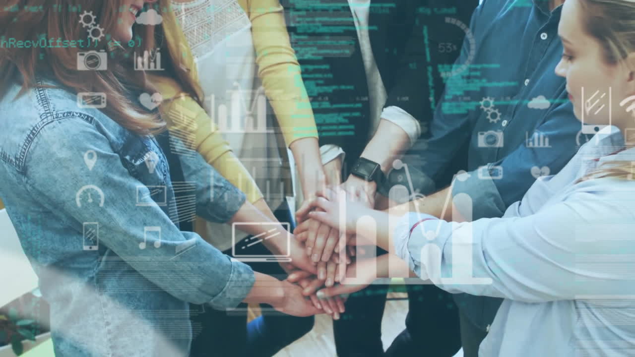 animación del procesamiento de datos con iconos sobre diversos colegas que se unen en la oficina