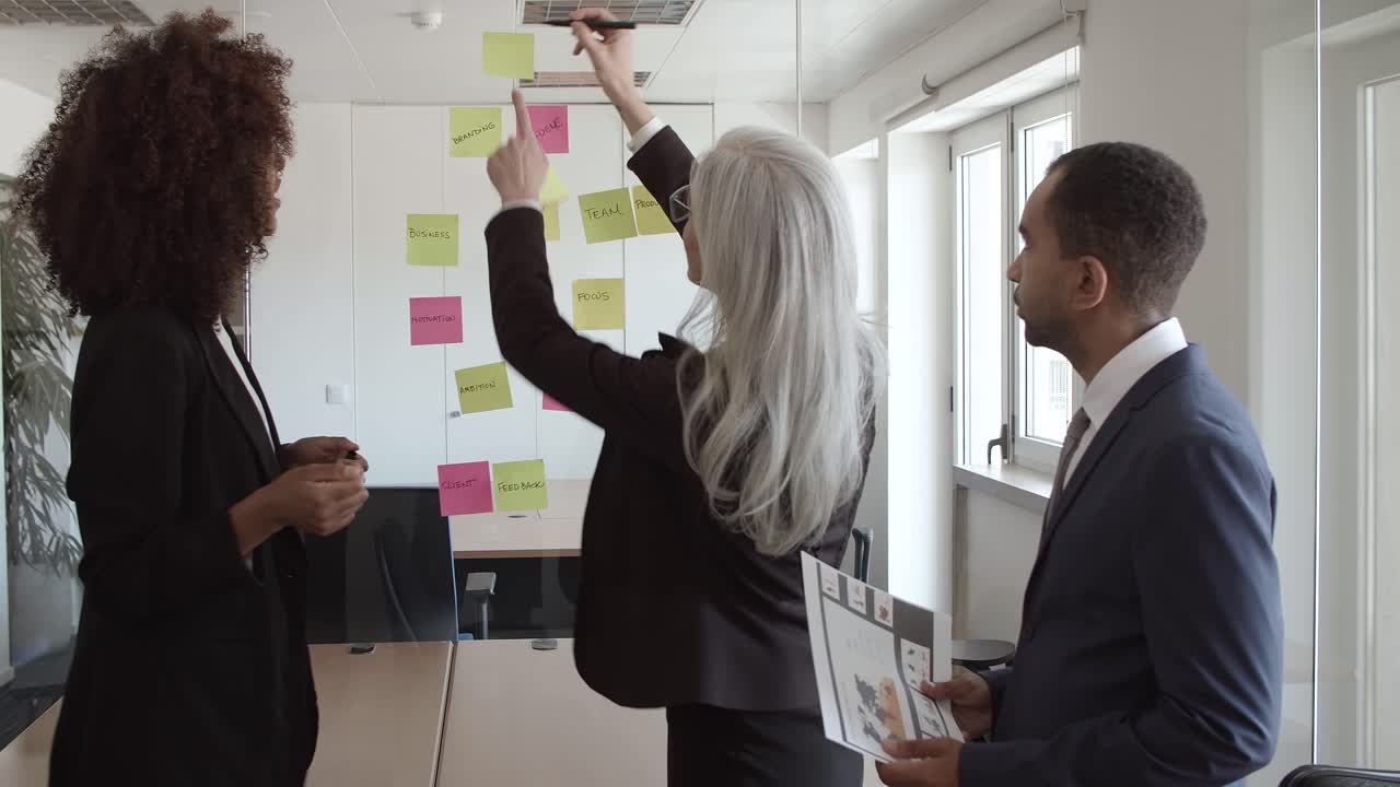 equipo de negocios de tres personas que trabajan juntas