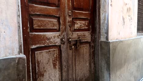 Old-wooden-door-in-Mji-Mkongwe,-Zanzibar