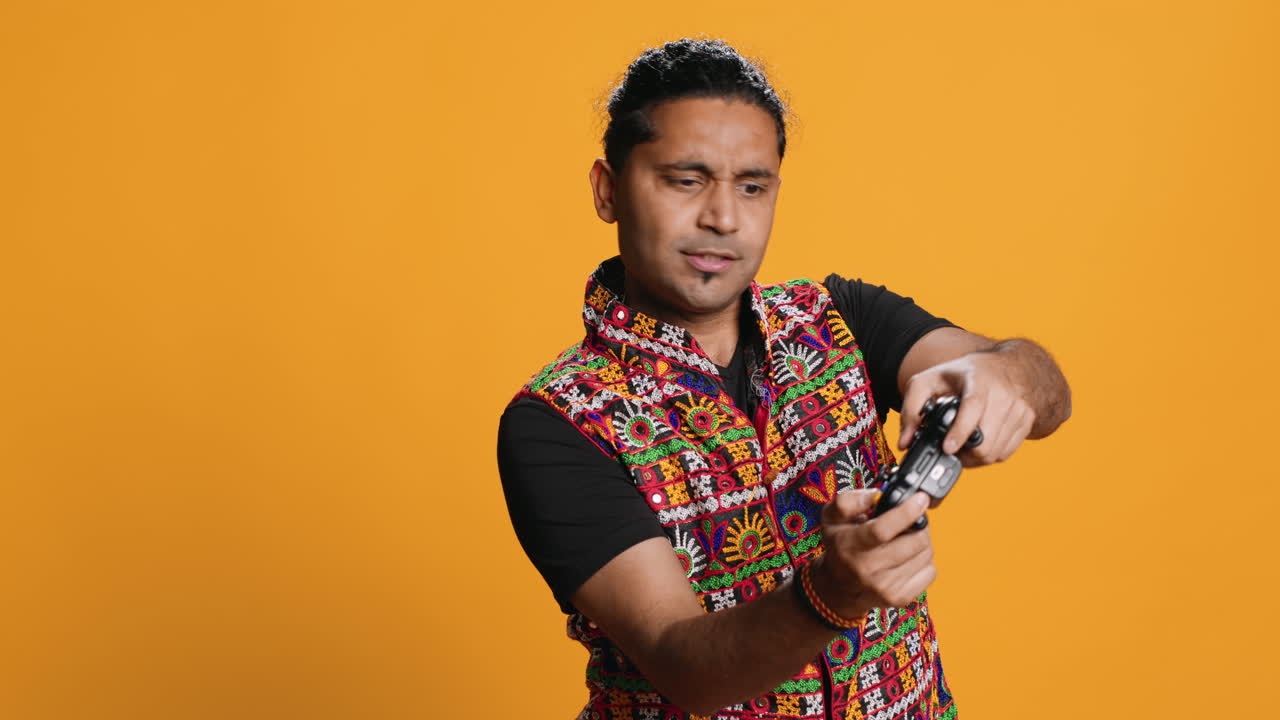 hombre conmocionado y destrozado después de ver el juego más mensaje, fondo de estudio