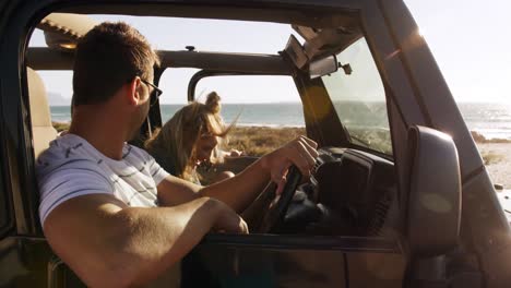 Pareja-Enamorada-Disfrutando-De-Tiempo-Libre-En-Un-Viaje-Por-Carretera-Juntos