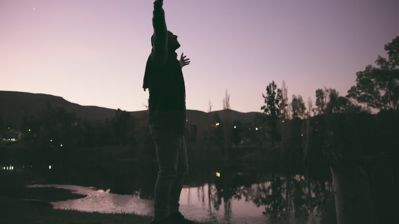 祝う,日没と男のシルエット
