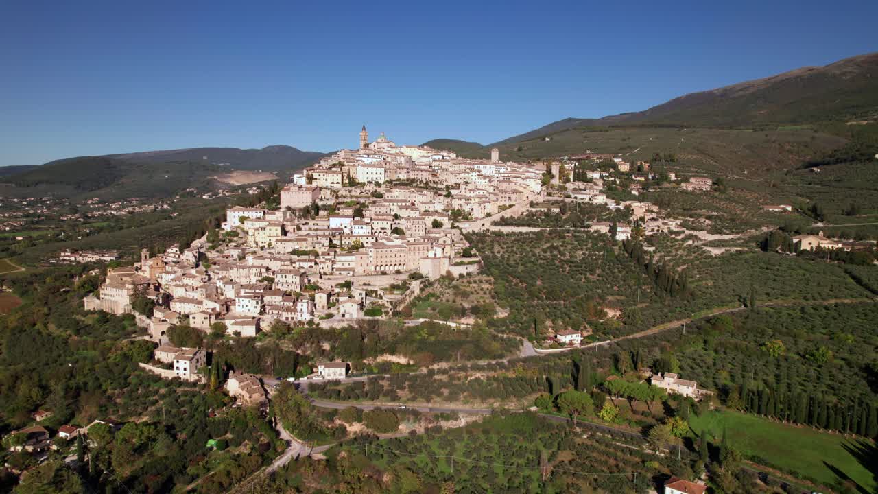 Vista aerea della città medievale di Trevi in cima a una verde collina, Italia