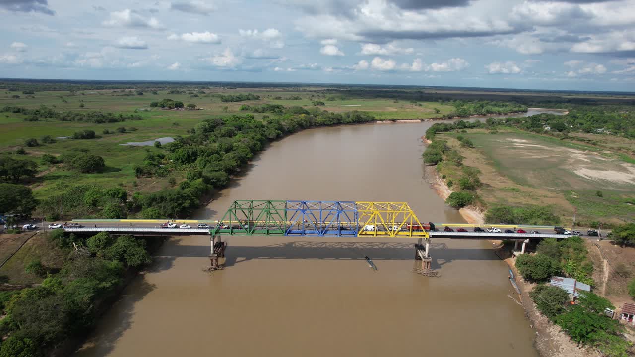 Vista aérea de uma ponte sobre um rio com carros passando