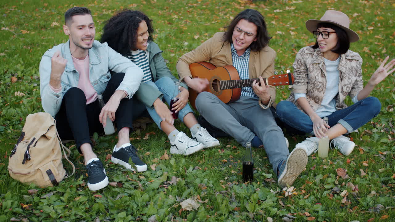 amigos disfrutando de la música en el parque