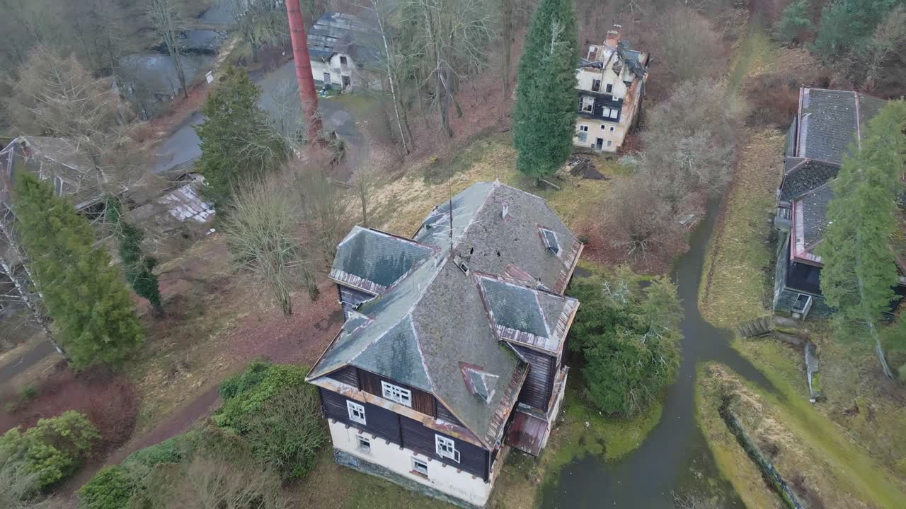 Luftfoto avslører falleferdige, forsømte bygninger i et gammelt, forlatt sanatorium