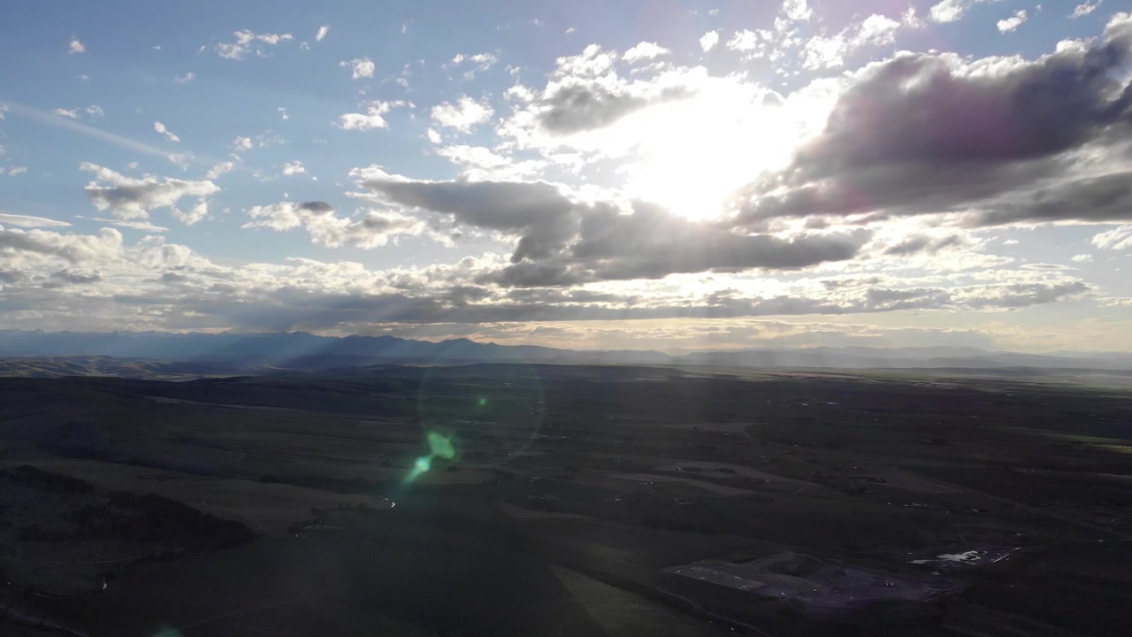 Pilotare un drone in campagna.
