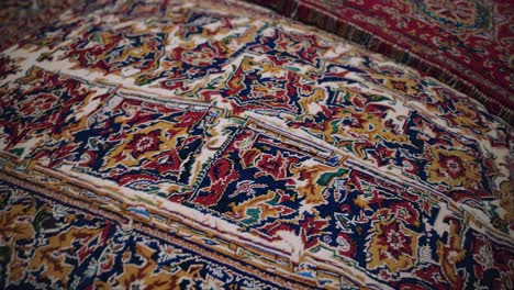 las alfombras tradicionales persas muestran intrincados patrones florales y diseños geométricos, tejidos con colores vibrantes que crean un ambiente lujoso y artístico.