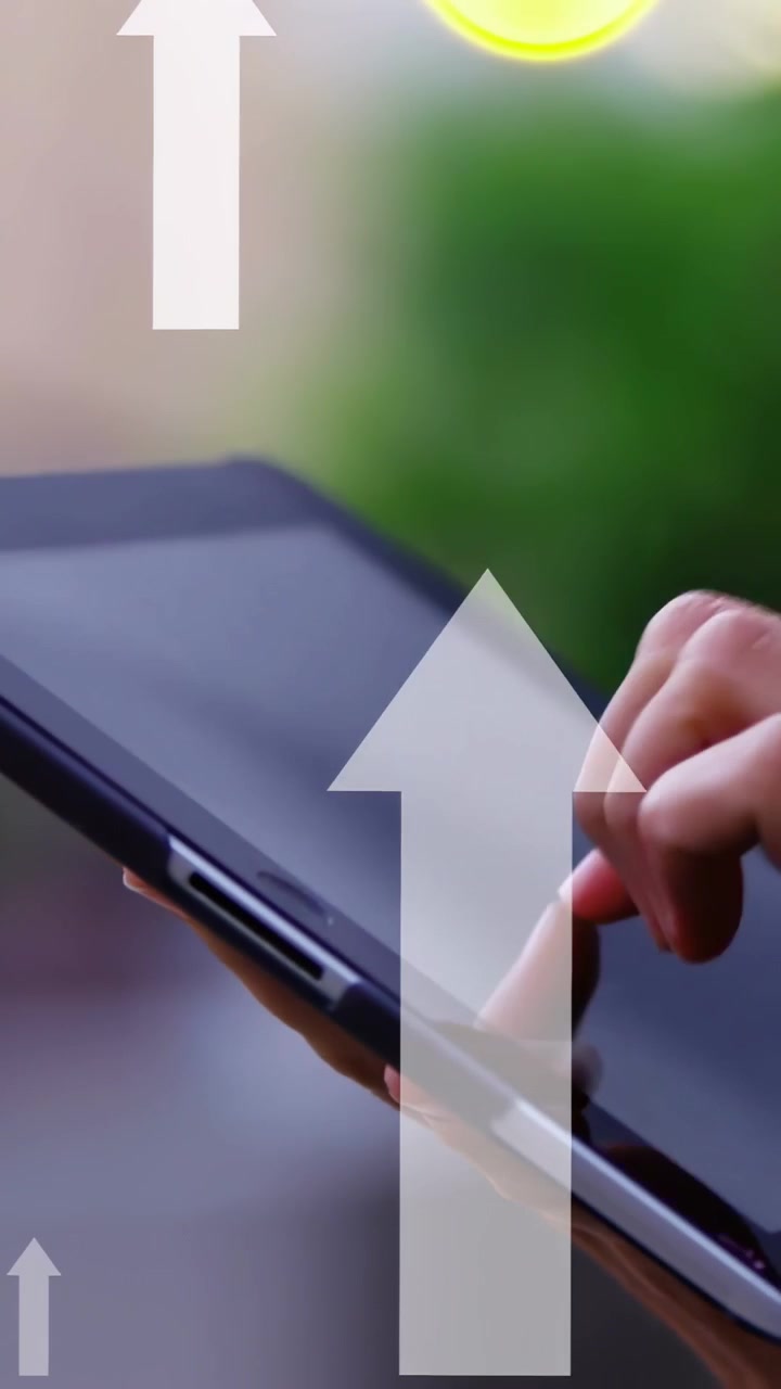 Vertikal video: Kvinde løfter tablet og stryger skærmen i parken, hvilket forårsager opadgående pile til dataupload.