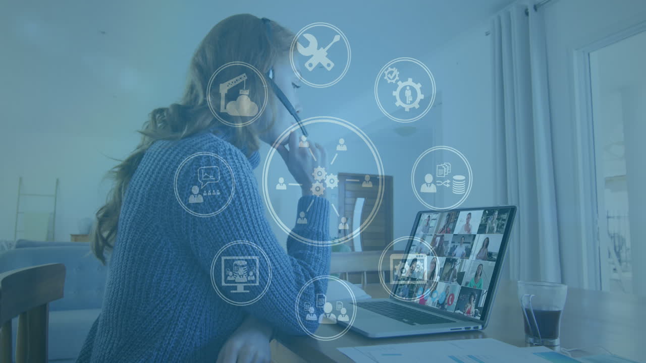 animación de una red de iconos sobre una mujer usando una computadora portátil en una videollamada