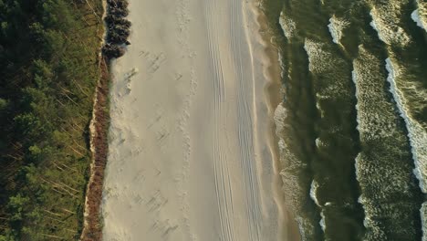 Flug-Entlang-Der-Küste-über-Wald,-Strand-Und-Meereswellen