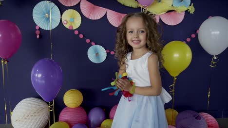 chica feliz en la fiesta de cumpleaños