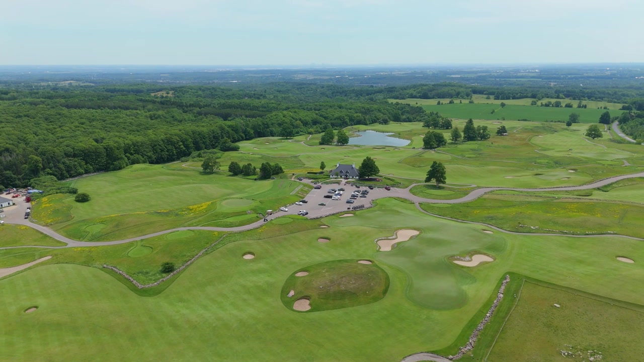 Majestätisches Drohnenvideo, das über dem üppigen Paintbrush Golfplatz, Pulpit Club, Caledon, Ontario schwebt. Sanfte Fairways, Sandbunker und Teiche werden in gestochen scharfen Luftaufnahmen bei natürlichem Tageslicht präsentiert.