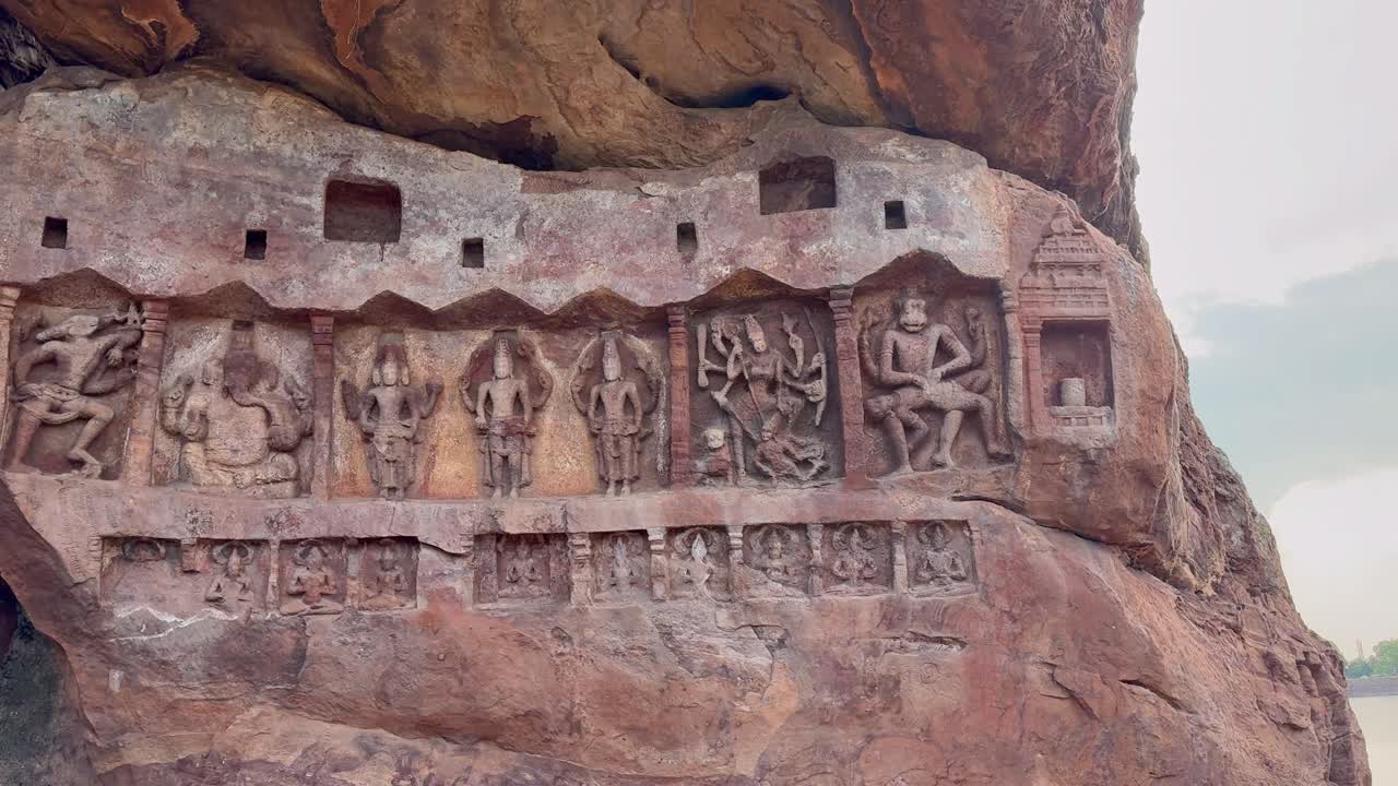 Un bellissimo Dashavatara scolpito in arenaria rossa a Badami, che raffigura le dieci incarnazioni di Lord Vishnu con dettagli raffinati e forma aggraziata