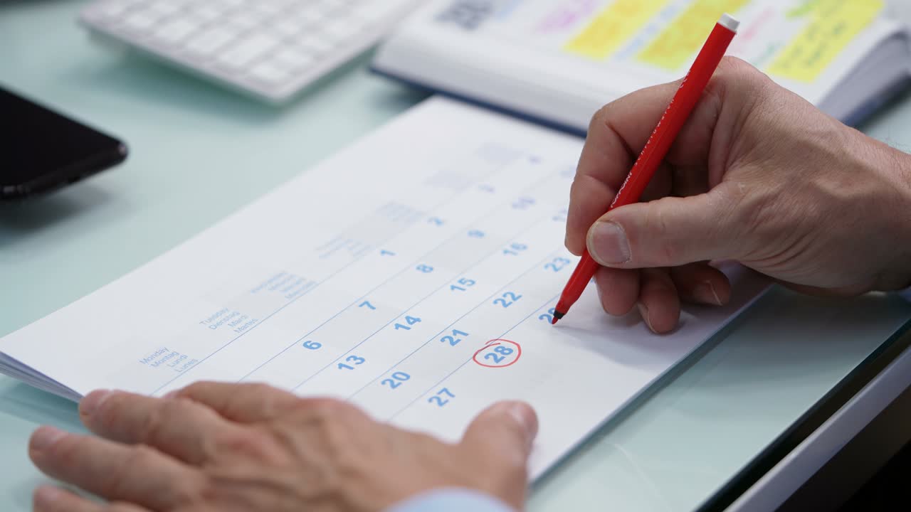 horario de la agenda del calendario. hombre marcando la cita