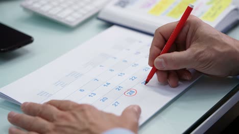 horario de la agenda del calendario. hombre marcando la cita