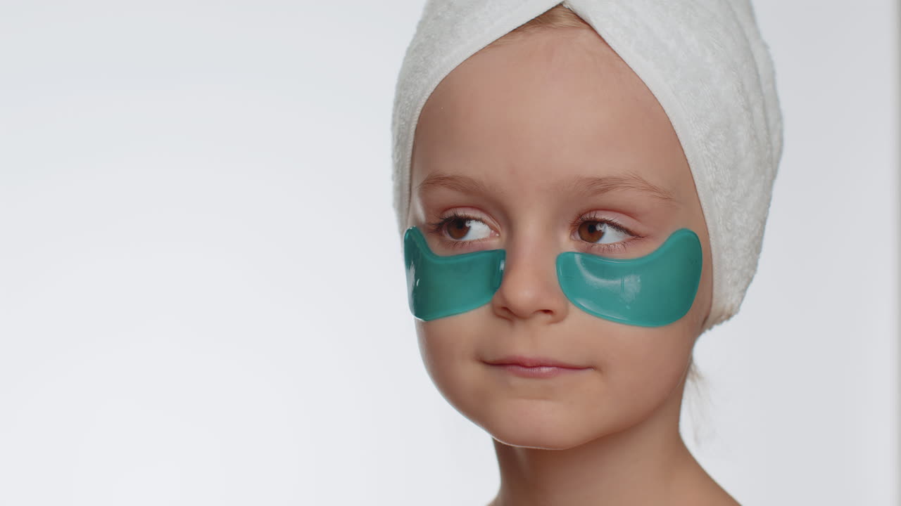 웃는 아이 소녀 눈  ⁇ 에 파란색 패치를 적용, 십대 자연 피부 관리, 완벽한 신선한 깨 ⁇