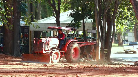 tractor que trabaja en el suelo en un entorno de zoológico