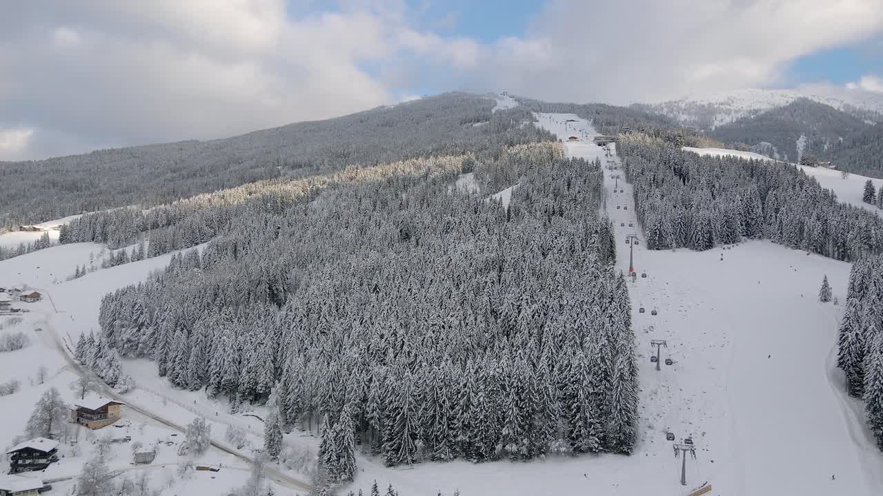 눈 덮인 산악 마을의 공중 촬영