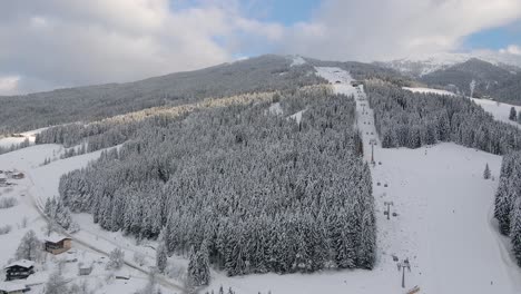 toma aérea de un pueblo de montaña cubierto de nieve