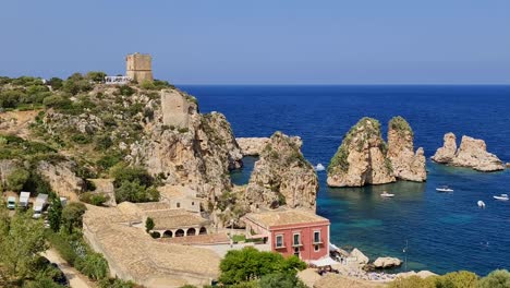 Impresionante-Vista-Panorámica-Con-Zoom-De-Pilas-O-Faraglioni-De-Scopello-Con-La-Fábrica-De-Atún-Tonnara-Y-La-Torre-Torre-Doria-En-Sicilia