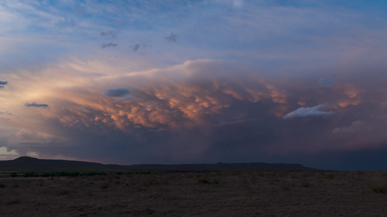 un sol poniéndose ilumina la parte trasera de una tormenta eléctrica en nuevo méxico