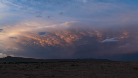 Eine-Untergehende-Sonne-Beleuchtet-Die-Rückseite-Eines-Gewitters-In-New-Mexico