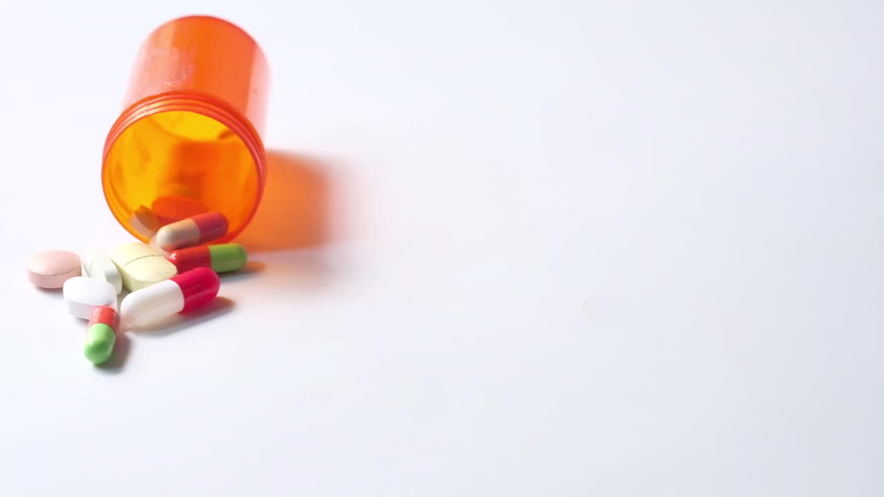 medicamentos recetados y recipiente de pastillas